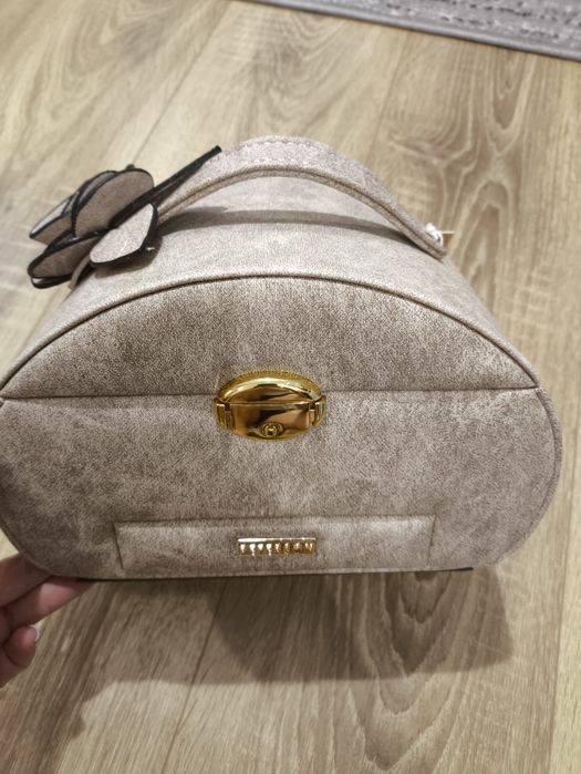 Скринька прикрас, Peterson