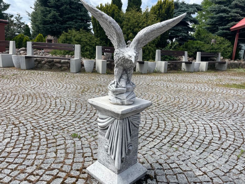 Betonowe posągi i donice ogrodowe