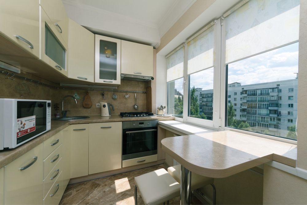 Посуточно.2х комнатная возле Гулливера бульвар Леси Украинки 9