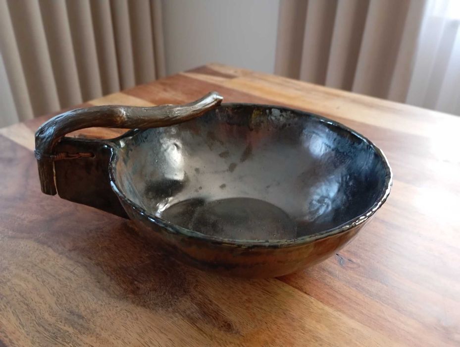 Ręcznie wykonana czarna misa ceramiczna z elementem drewnianym
