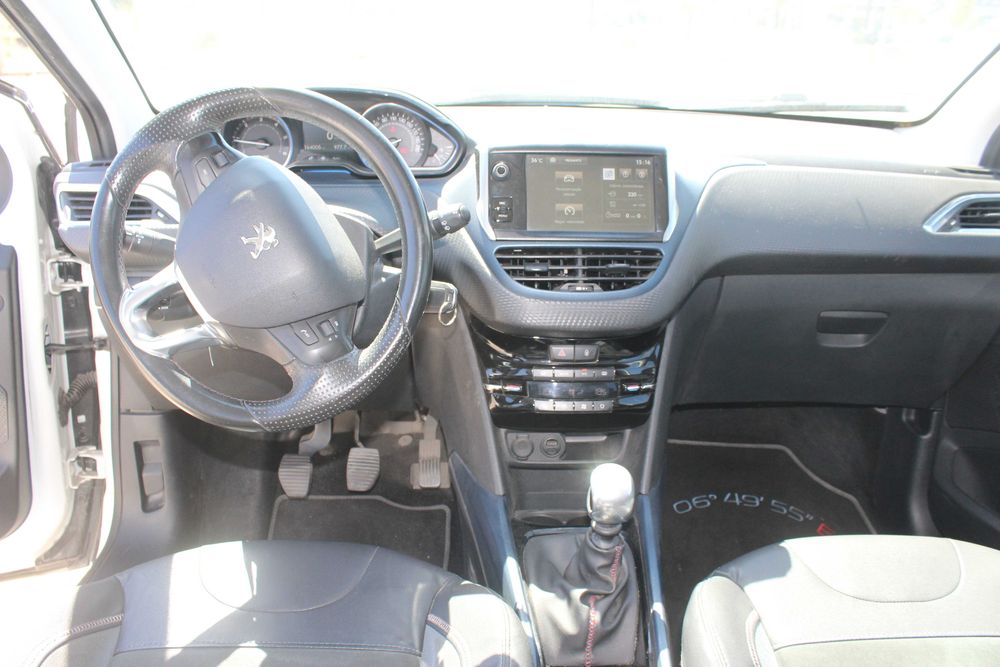 Peugeot 2008 1.6 HDI Allure com Teto Panorâmico