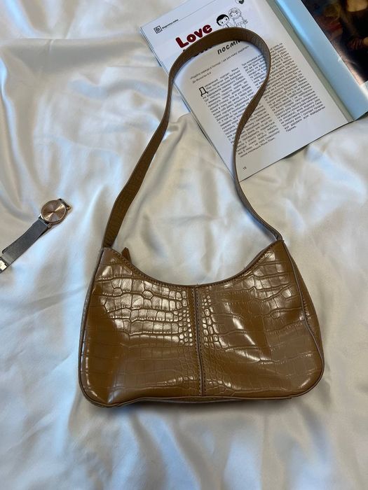 Сумочка бержева коричнева на замку під крокодил