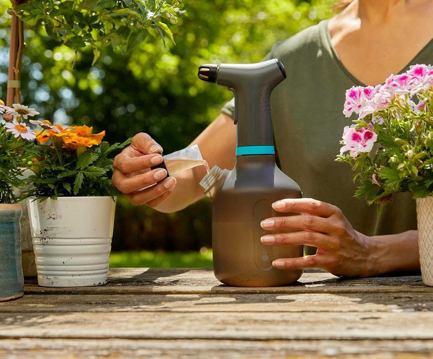 Розпилювач оприскувач Gardena 11114-20  працює від батарейок  1 л