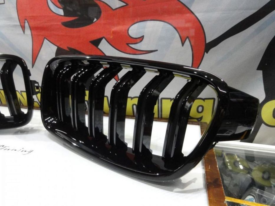 Grelha frontal em plástico ABS para BMW F30 / F31 11-18 M4 look / dupla lâmina em preto piano brilhante