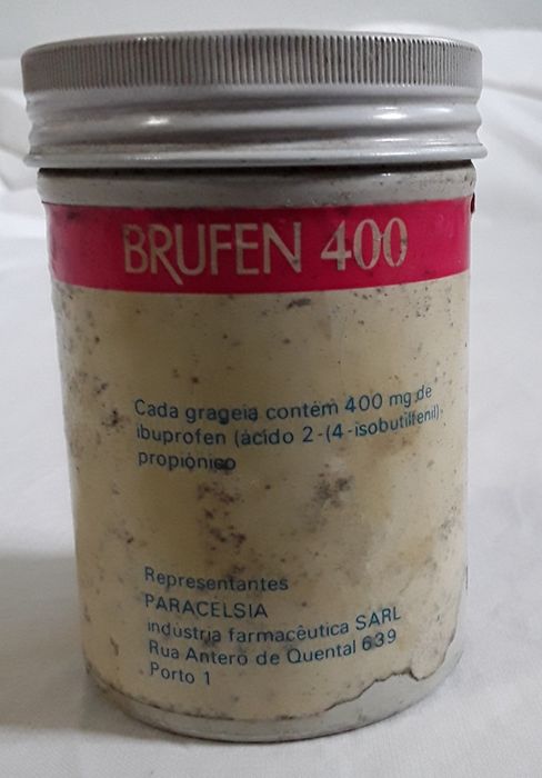 Antiga caixa de medicamento em alumínio