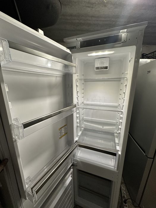 Холодильник вбудований/встроеннный