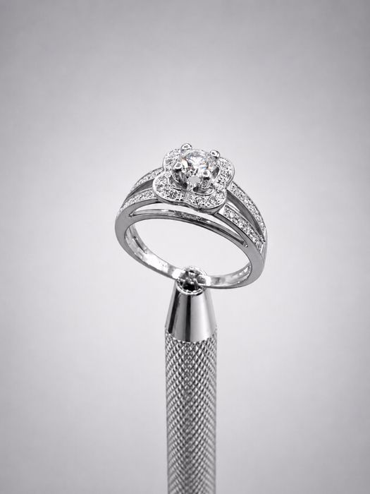 Francuski Pierścionek Mauboussin naturalne diamnety 0.82ct 18K