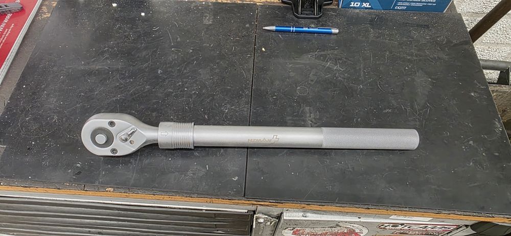 Duży bardzo solidny teleskopowy klucz z grzechotka