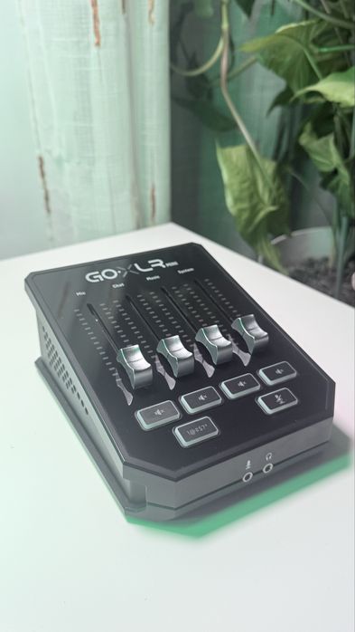 GoXLR MINI com interface USB/áudio e pré-amplificador