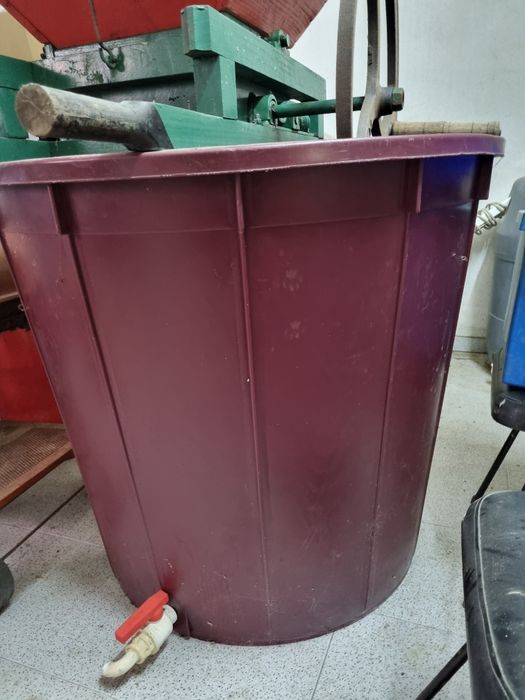 Esmagador de uvas manual