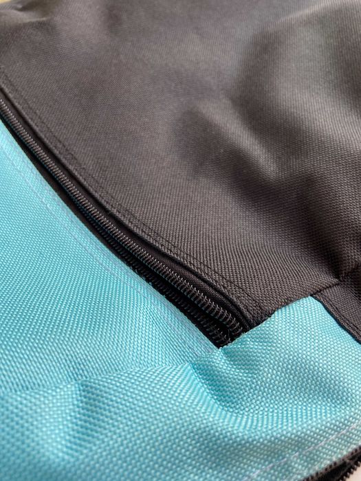 Pequena mochila preta e azul