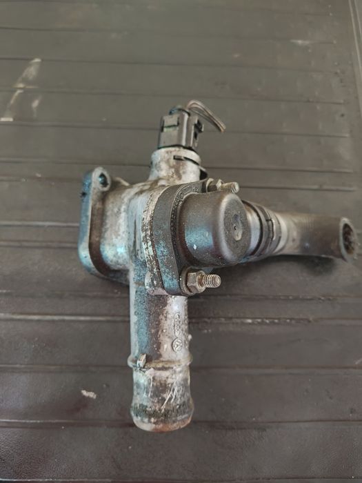 Króciec wody płynu chłodzącego audi A4 b6 b7 1,9 TDI avf