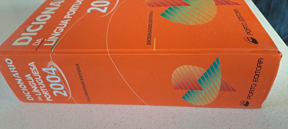 Dicionário de Língua Portuguesa com 1812 páginas, da Porto Editora.