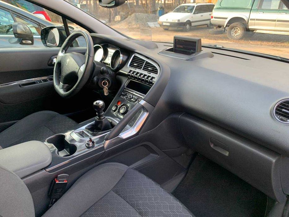 ПЕЖО 3008 2015 року