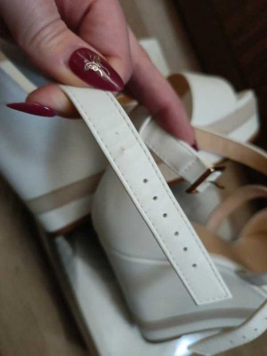 Sandały faberlic kremowe 39