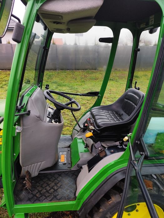 Traktor John Deere 4010 z osprzętem