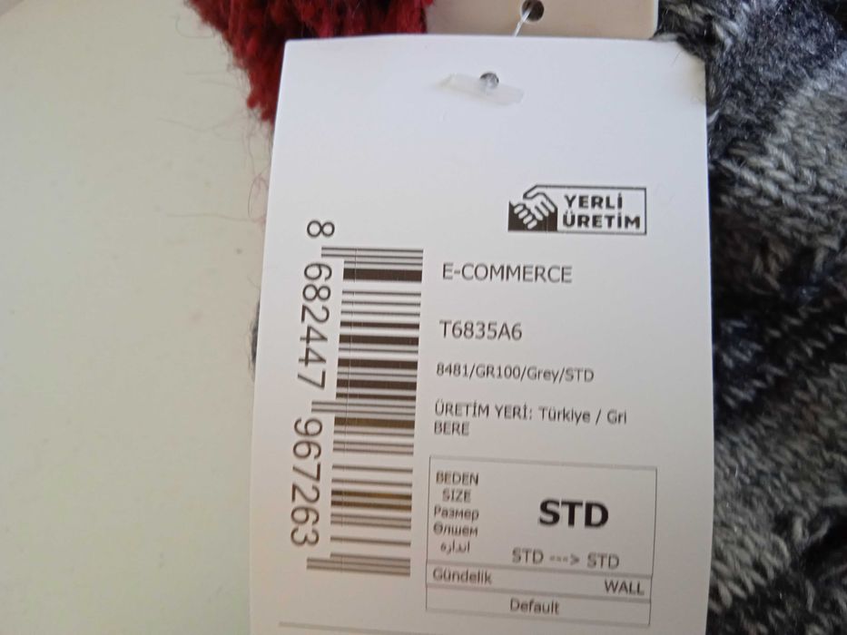 Шапка з помпоном