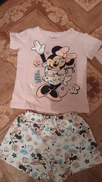 Продам костюмчик для маленькой Леди