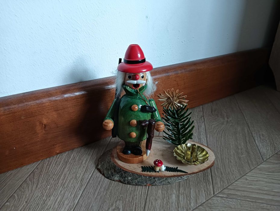 Drewniana figurka dziadek palacz na kadzidełko - myśliwy