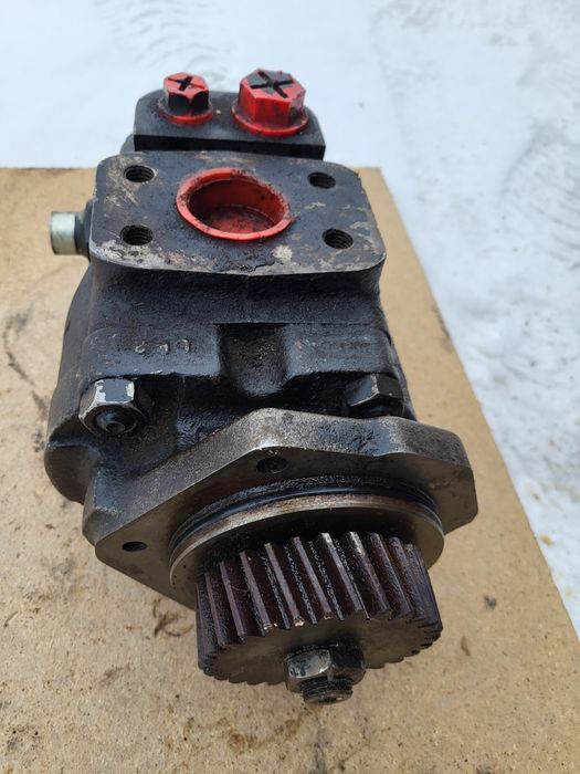 Sprzedam pompę oleju do Manitou 628 MLT.