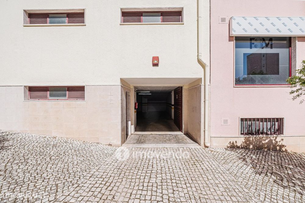 Apartamento T2, com lugar de estacionamento e arrecadação, na Ramada