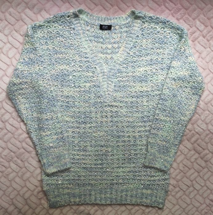 Sweter błękitno biały z cekinami F&F M
