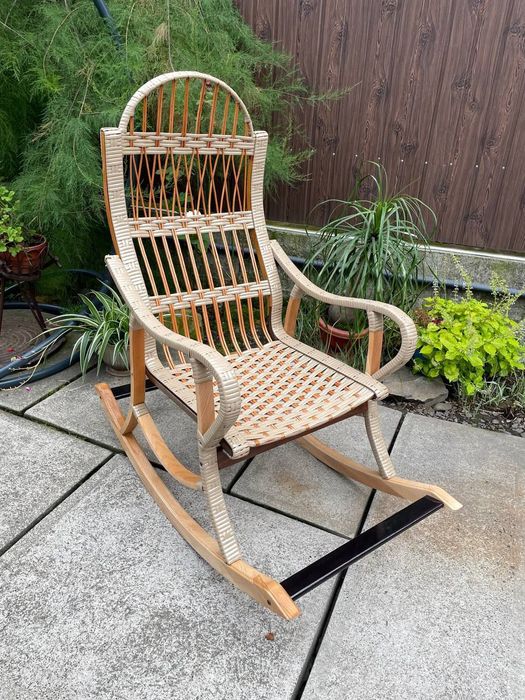 Крісло гойдалка плетене з лози, оплетене штучним ротангом