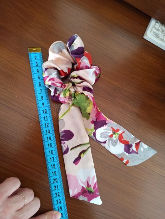Scrunchie gumka satynowa z szarfą