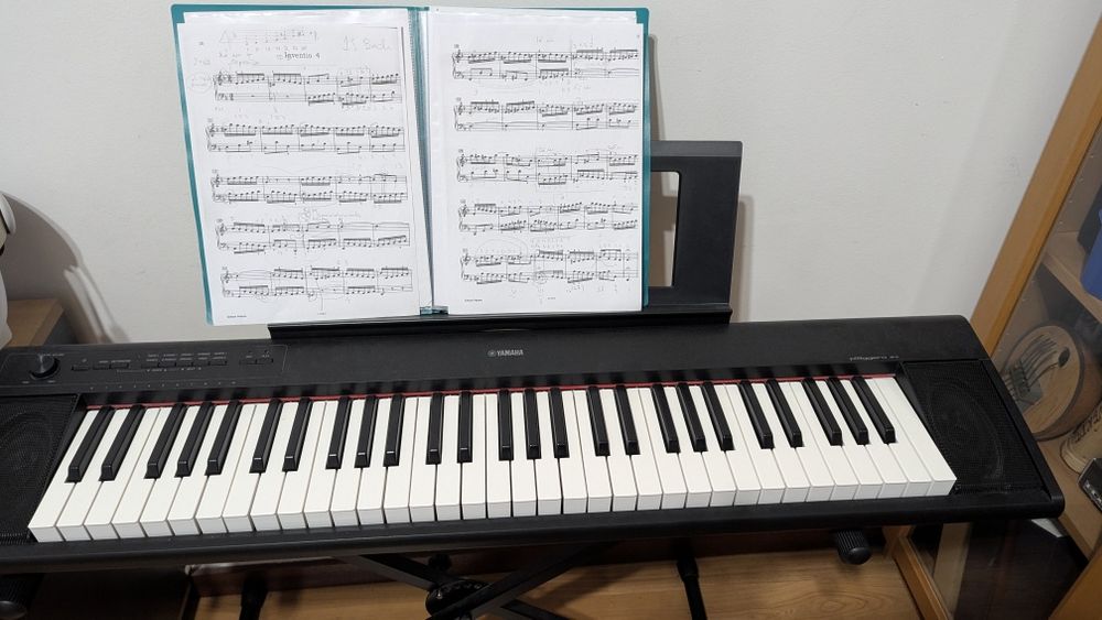 Piano Yamaha piaggero NP12  + tripé