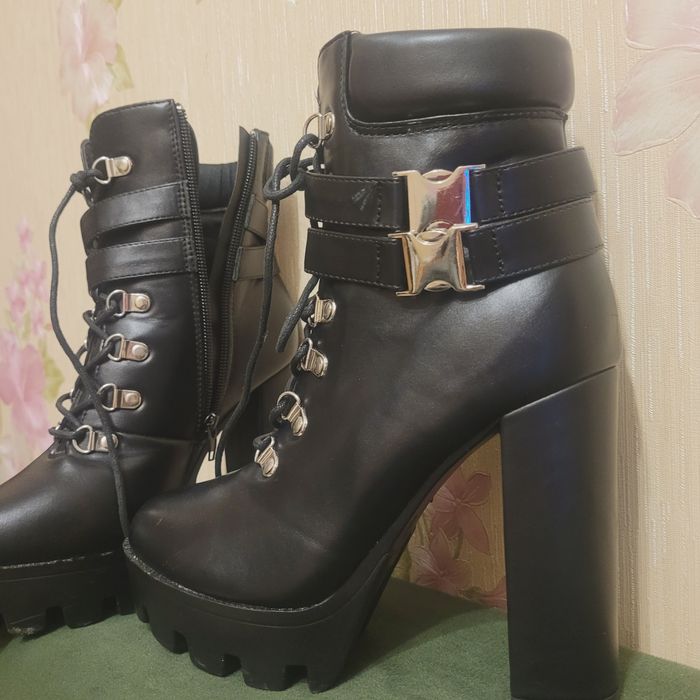 Ботинки на высоком каблуке