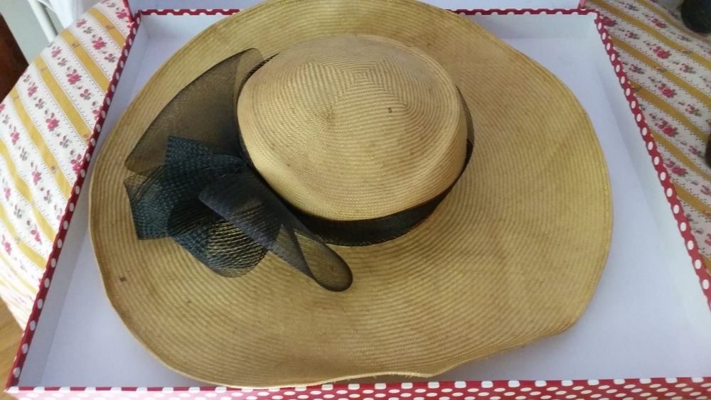 2Chapéu antigo de cerimónia