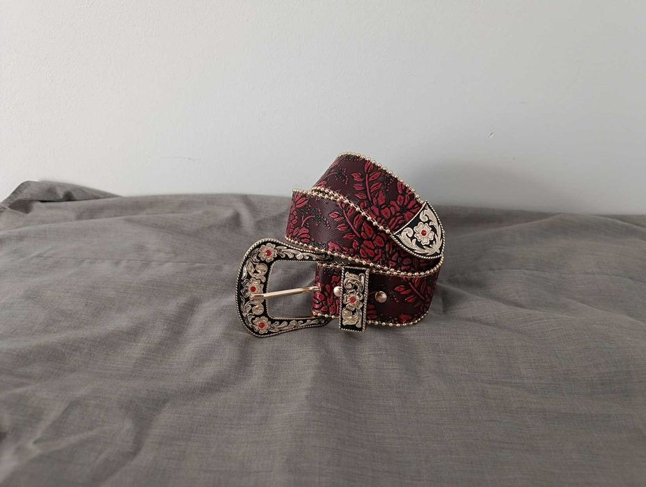 Czerwony pasek kwieciste wzory kryształki