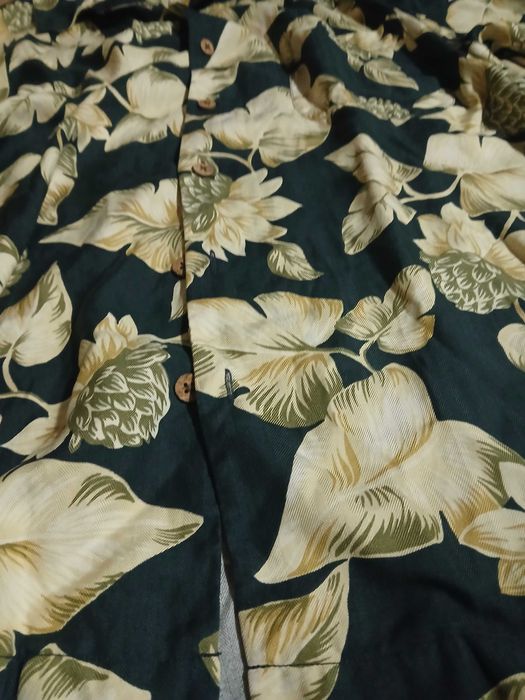 Camisa florida em seda de manga curta, em tons de azul marinho e bege, da Tommy Bahama