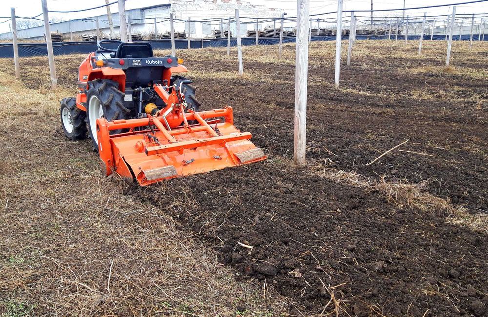 Вспашка земли минитрактором