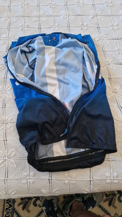 Jersey e calções de ciclismo