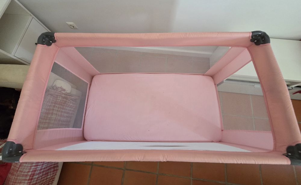 Cama/berço de bebé transportável, com colchão .