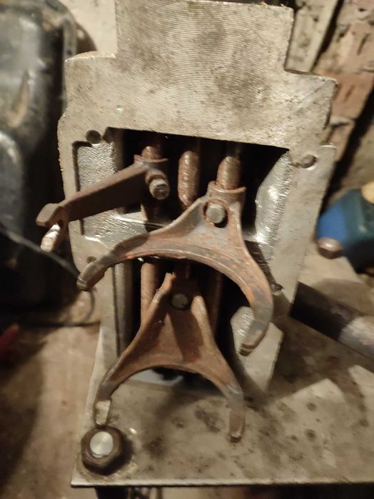 Крышка КПП - РАФ .Волга.