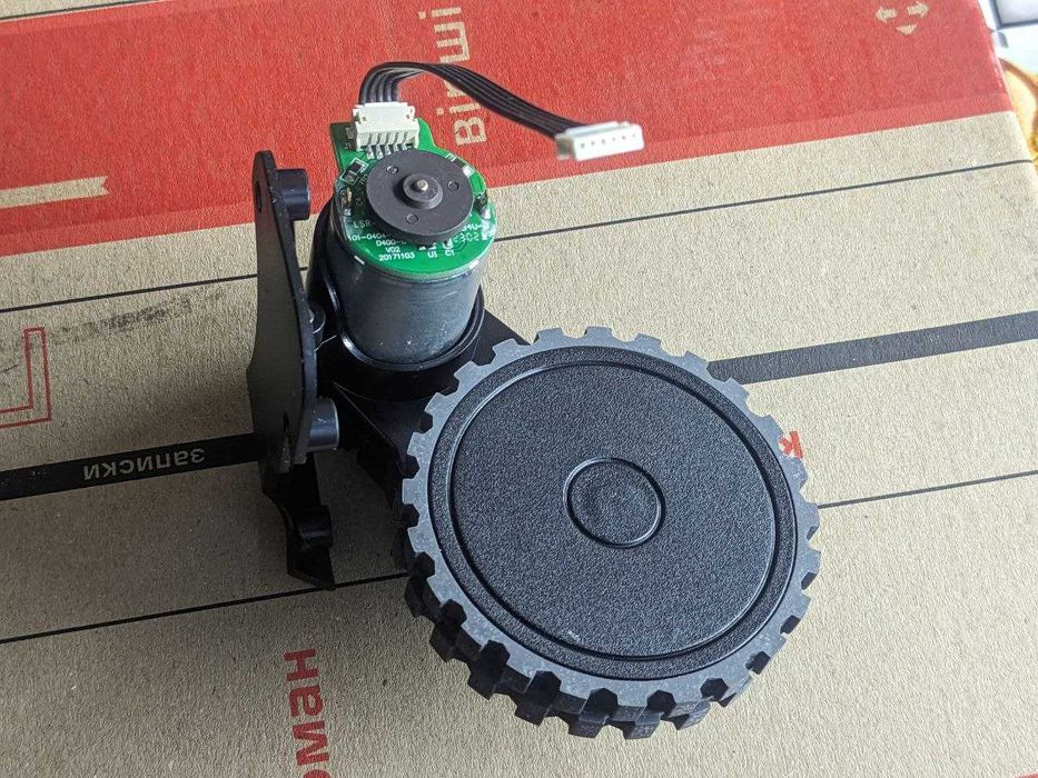 Ліве колесо Xiaomi Mi Robot Roborock S50 S55 S6 Оригінал LS-1060-0240
