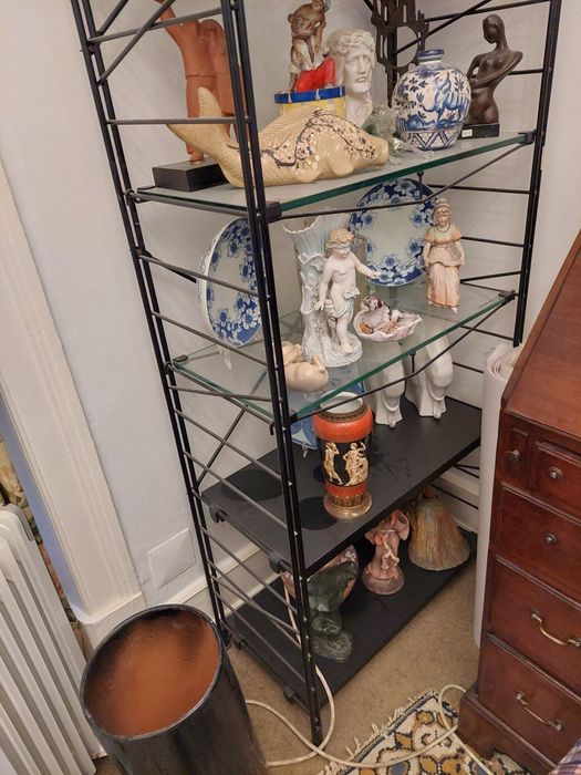 Estante em metal  vidro  e madeira