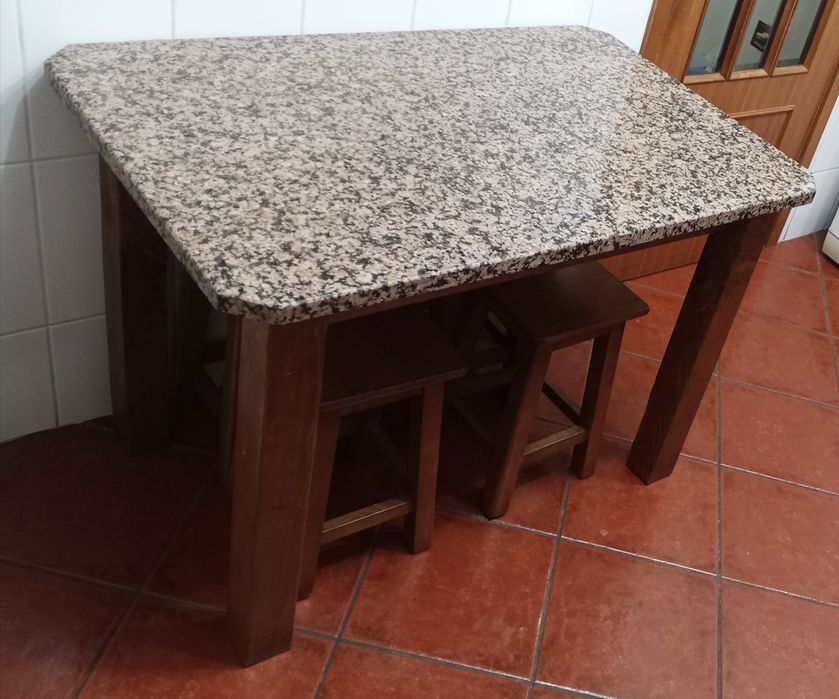 Mobília de cozinha em madeira castanho