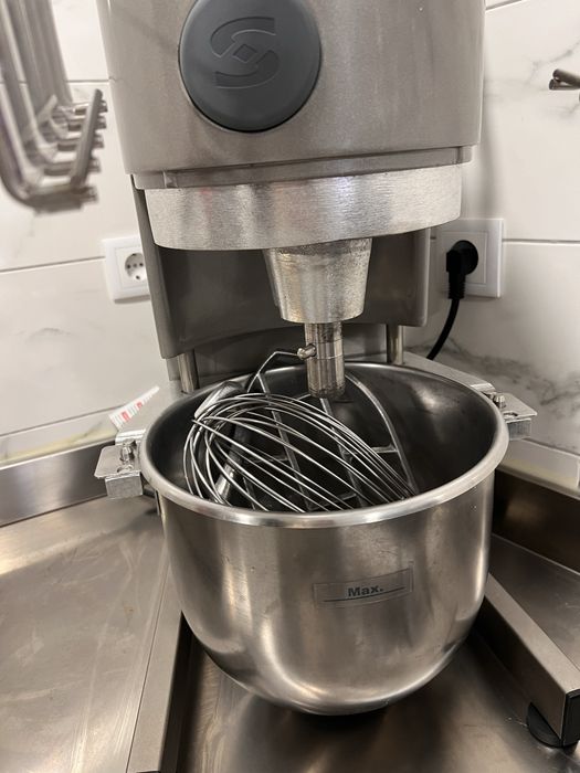 Batedeira samic nova com capacidade de 10 kilos com acessorios