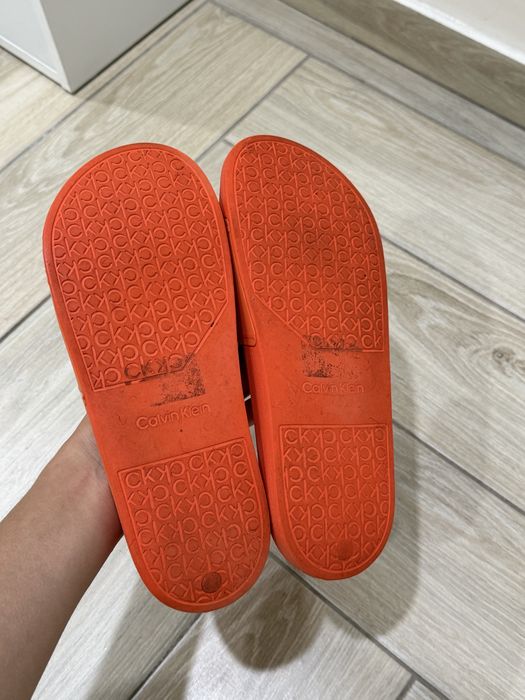 Оригінальні помаранчеві шльопанці Calvin Klein