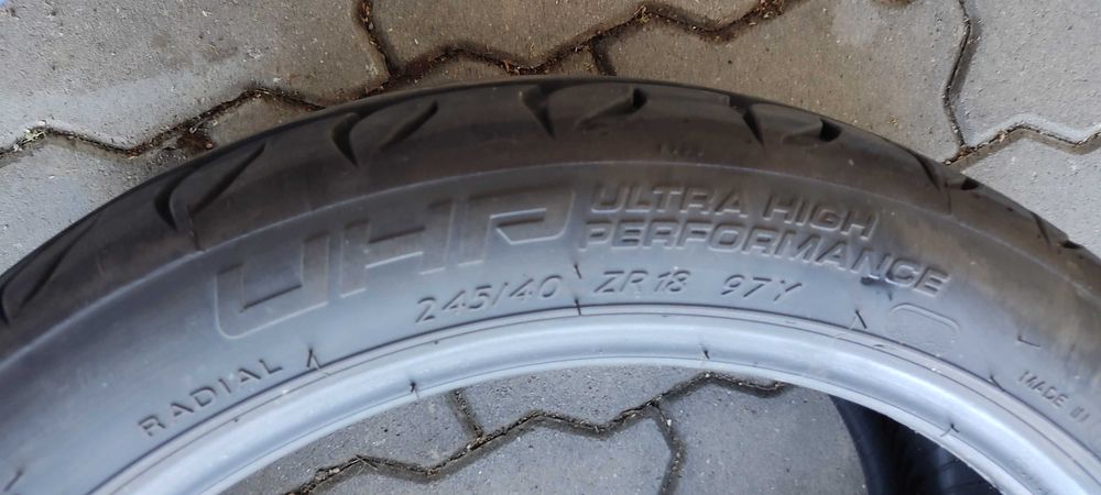 Pneu 245/40 ZR18