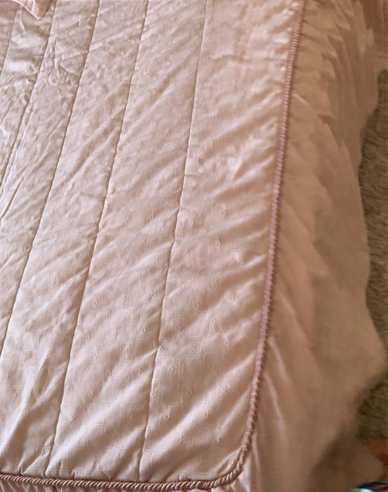 Colcha acolchoada com folho e 2 almofadas