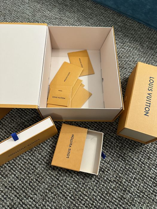 Пакети prada Feraggamo dior hermes Clarins Alo Kith kenzo cartier