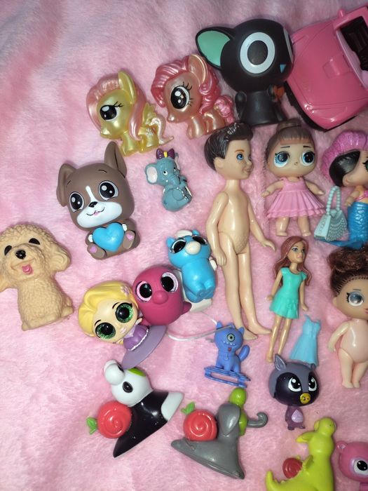 Різні маленькі іграшки