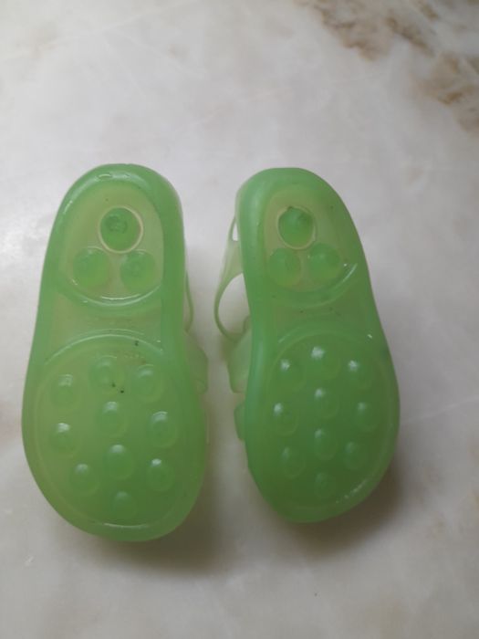 Sandálias verde água da marca Chicco