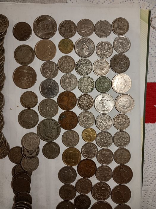 Grande variedade de moedas para coleção