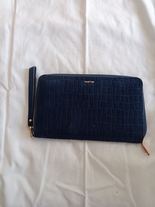 Carteira com várias divisões azul marinho.