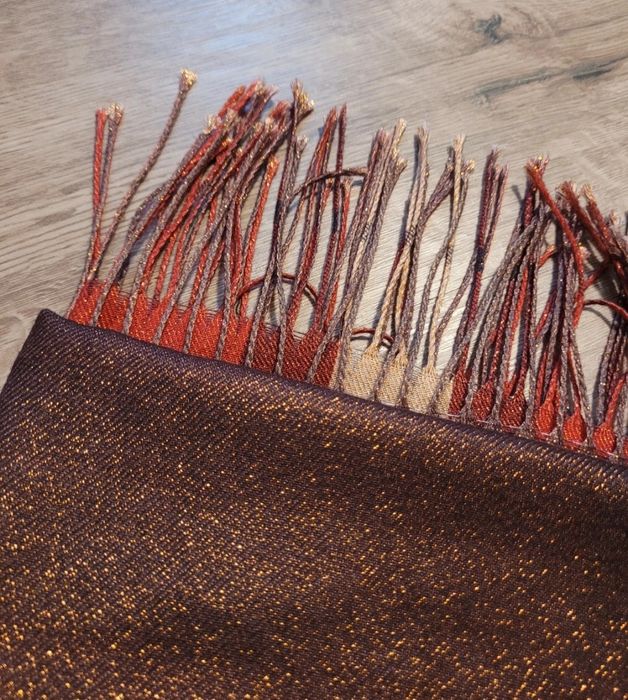 Błyszczący szal z metką